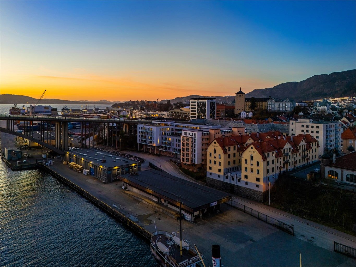 Svært sentral beliggenhet tett på alt av bykjernens fasiliteter.