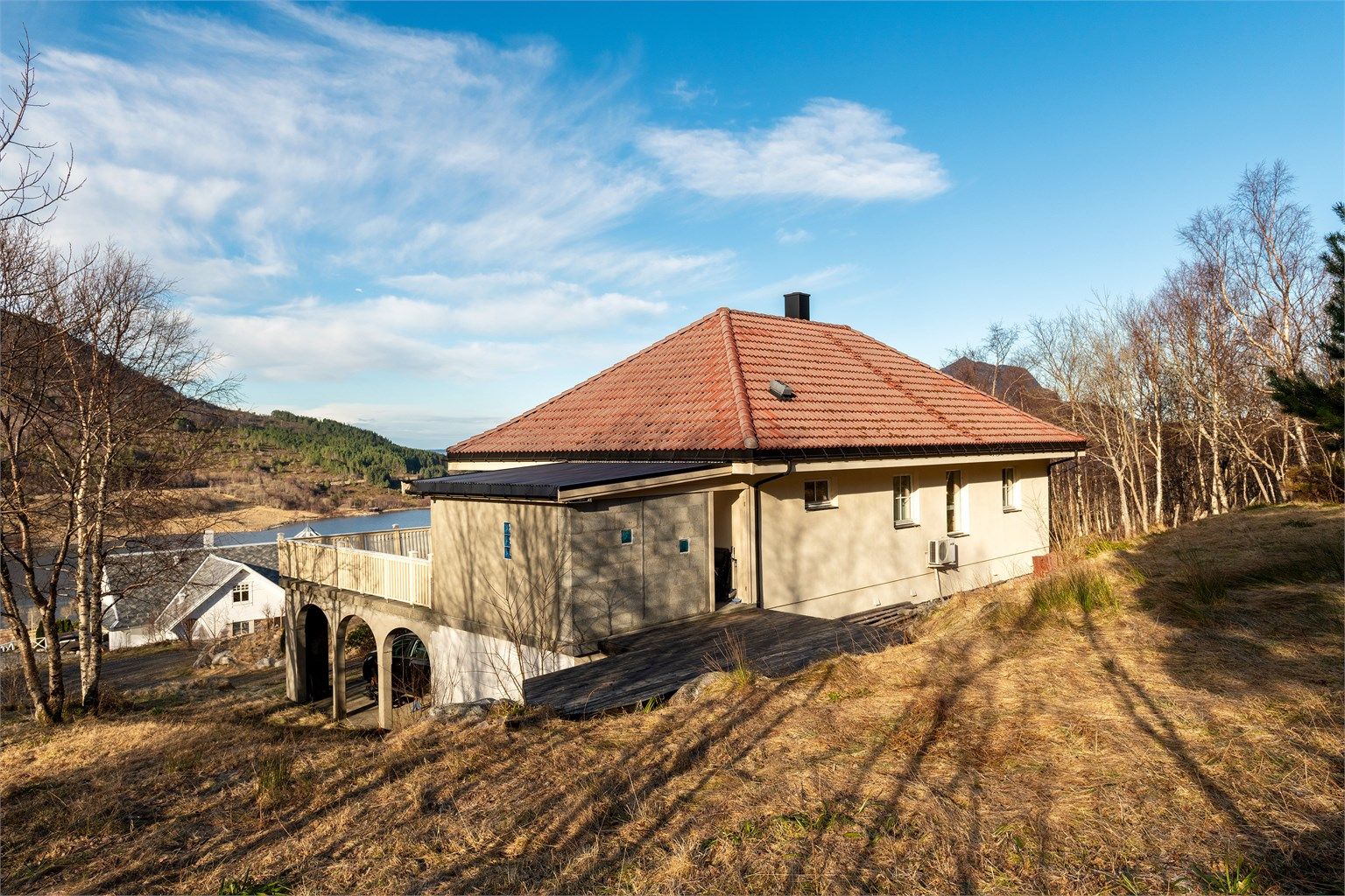 Fasade i bakkant av boligen