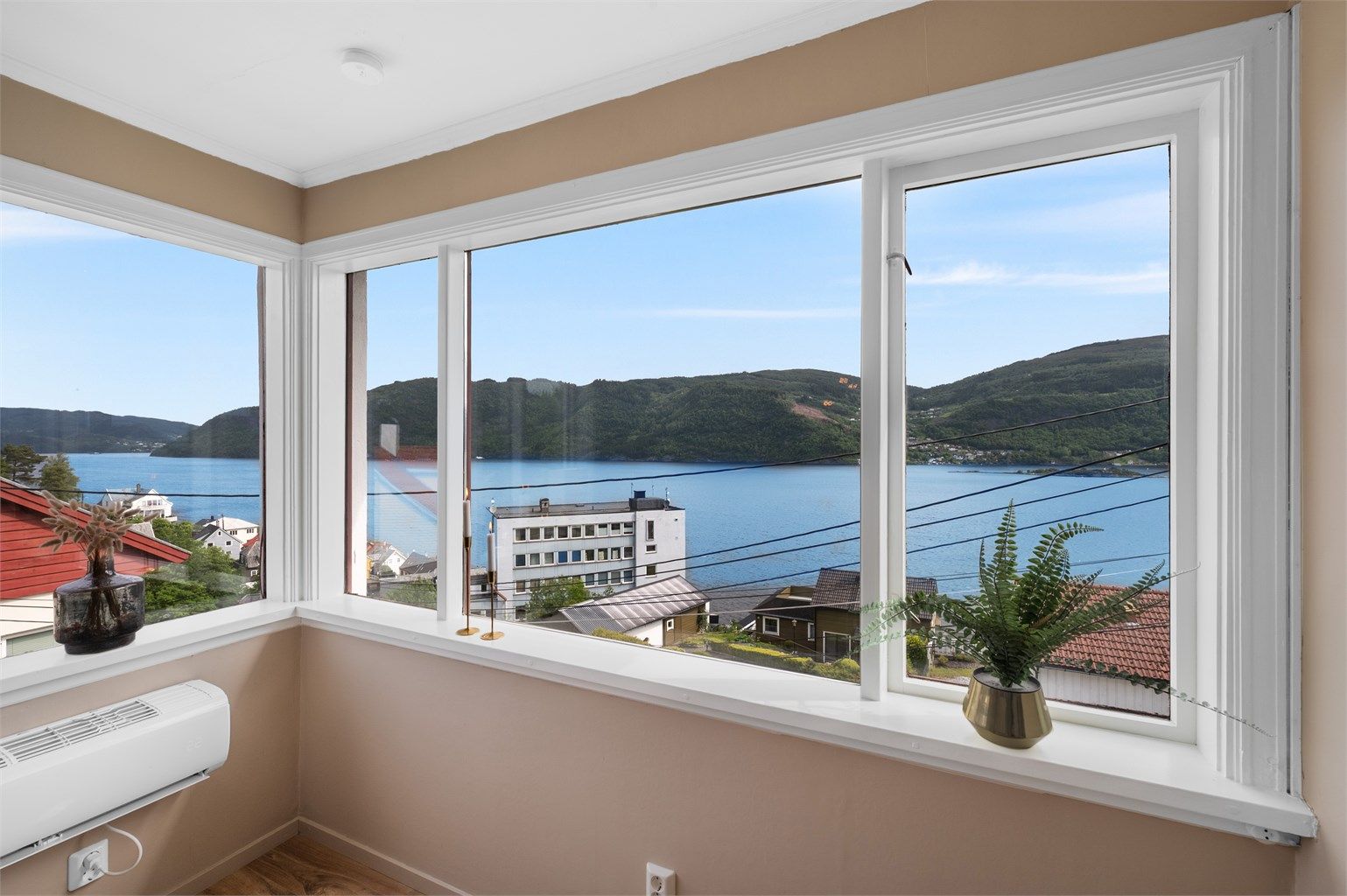 Nydelig utsikt over Sørfjorden og Osterøy.