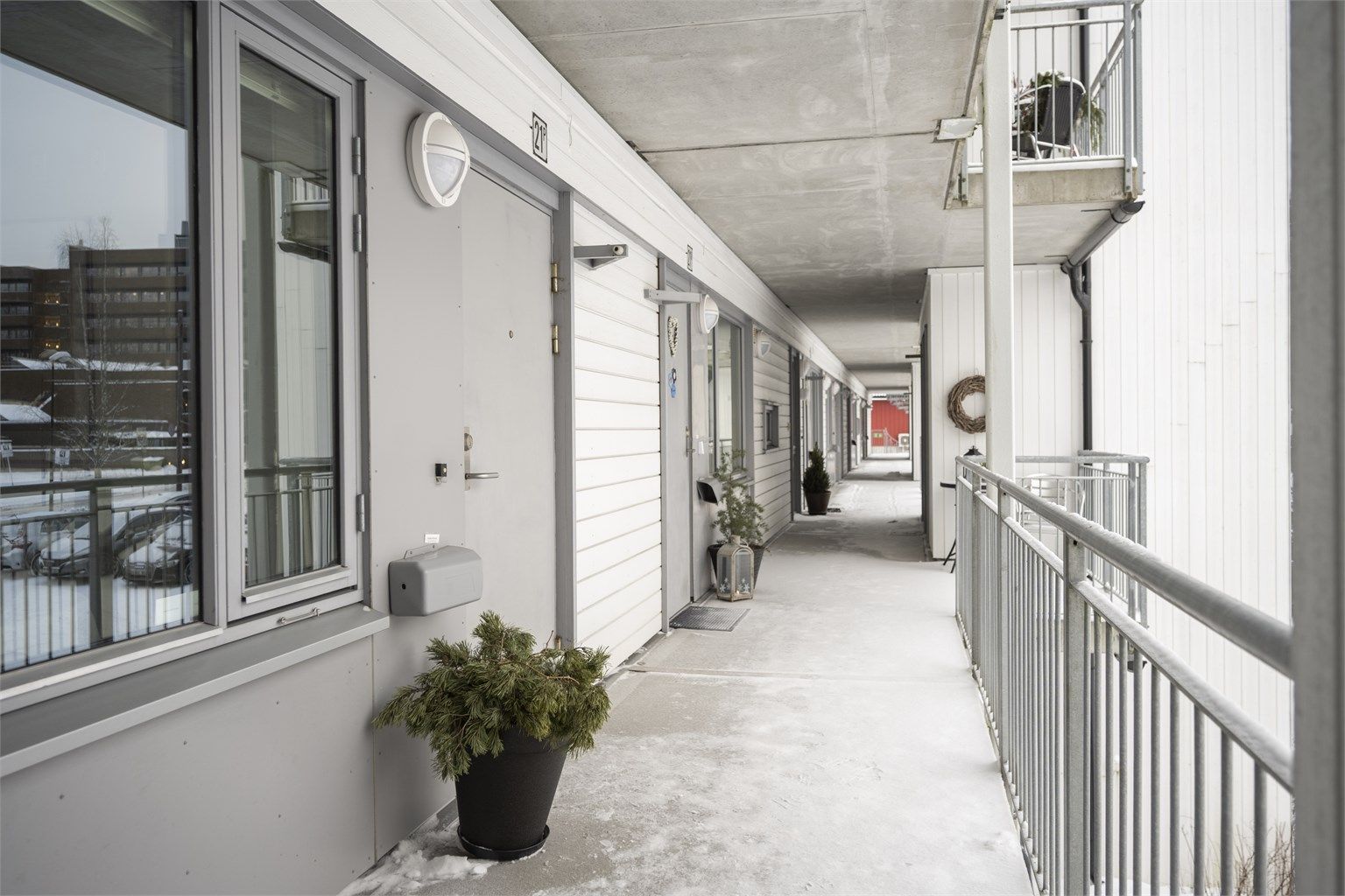 Inngang via utvendig svalgang og direkte til leiligheten i 2. etasje. Ta heisen opp til 2. etasje. Har du rullestol? Eller går du på krykker? Kanskje noe for deg? Foto: Martine Eren Jacobsen.