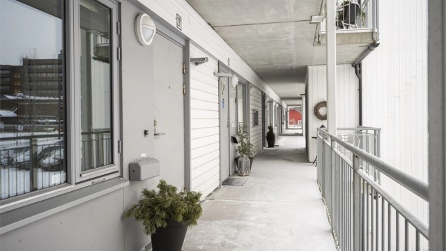 Inngang via utvendig svalgang og direkte til leiligheten i 2. etasje. Ta heisen opp til 2. etasje. Har du rullestol? Eller går du på krykker? Kanskje noe for deg? Foto: Martine Eren Jacobsen.