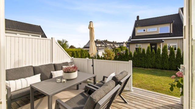God plass til sittegruppe på terrassen.