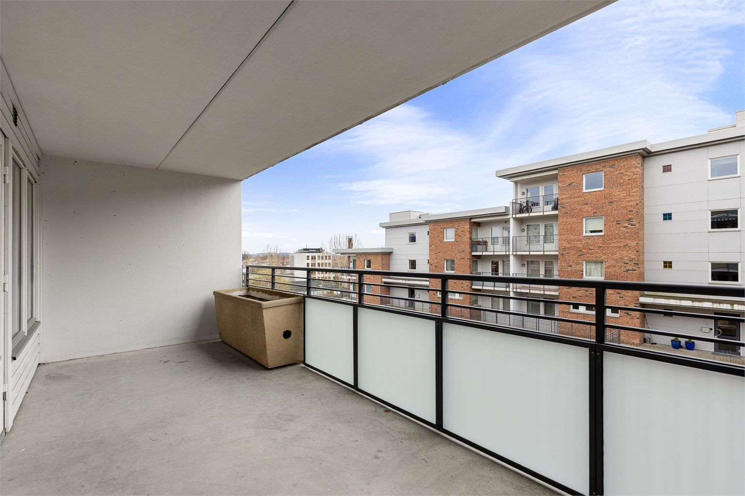 Det er utebelysning og stikkontakt på balkongen, perfekt for hyggelige sommerkvelder.