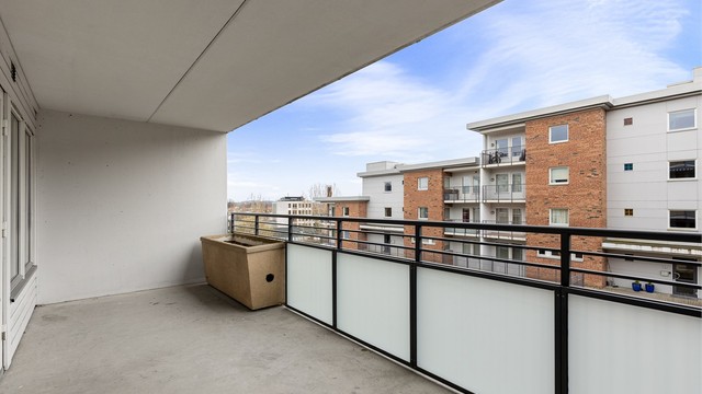 Det er utebelysning og stikkontakt på balkongen, perfekt for hyggelige sommerkvelder.