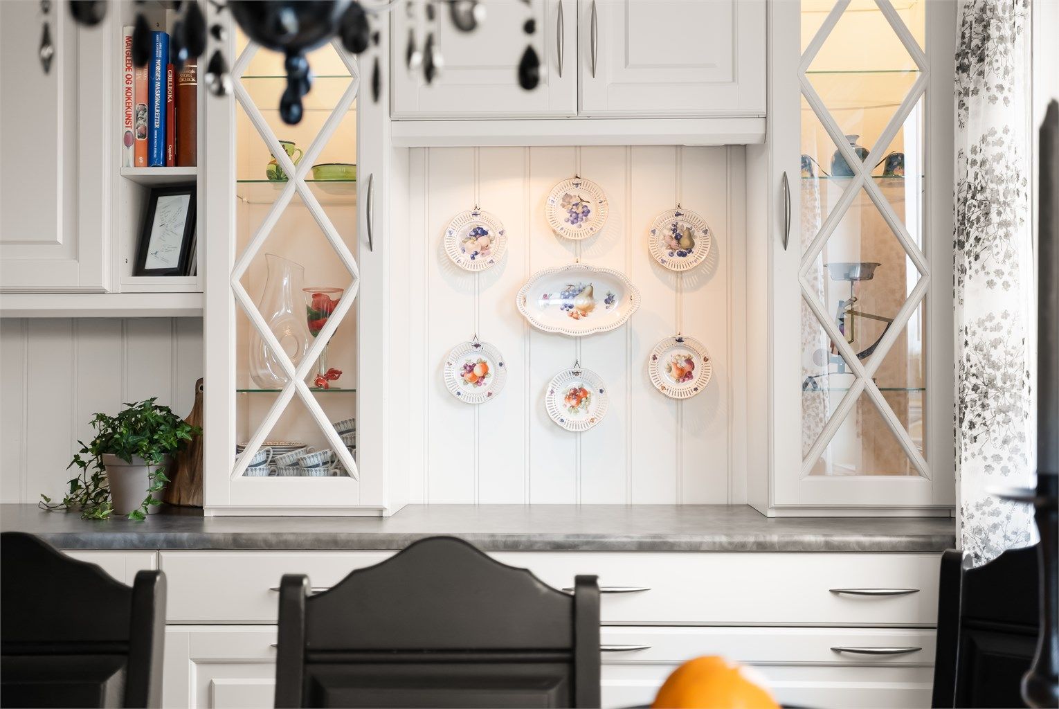 Vitrineskap med belysning gir et elegant preg og ekstra oppbevaring.