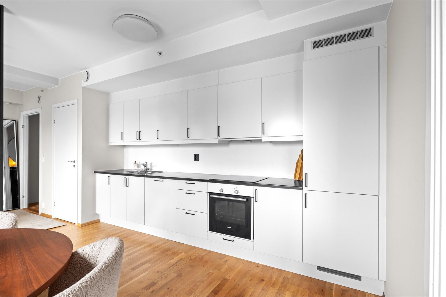 Kjøkkenet er utstyrt med integrert stekeovn, platetopp, oppvaskmaskin og kjøleskap med fryser.