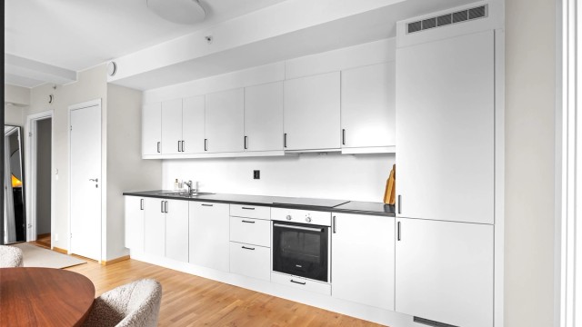 Kjøkkenet er utstyrt med integrert stekeovn, platetopp, oppvaskmaskin og kjøleskap med fryser.
