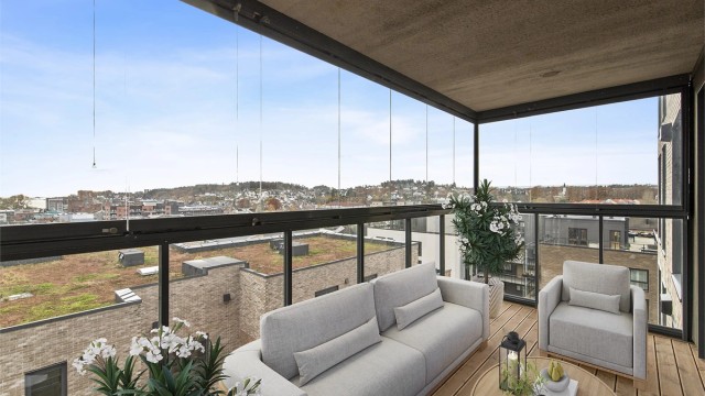 Leiligheten byr på en stor, innglasset balkong mot sør med nydelig by- og fjordutsikt. Her kan du sitte lunt og behagelig året rundt – og enkelt åpne glassveggen når du ønsker litt frisk vind og sommerfølelse