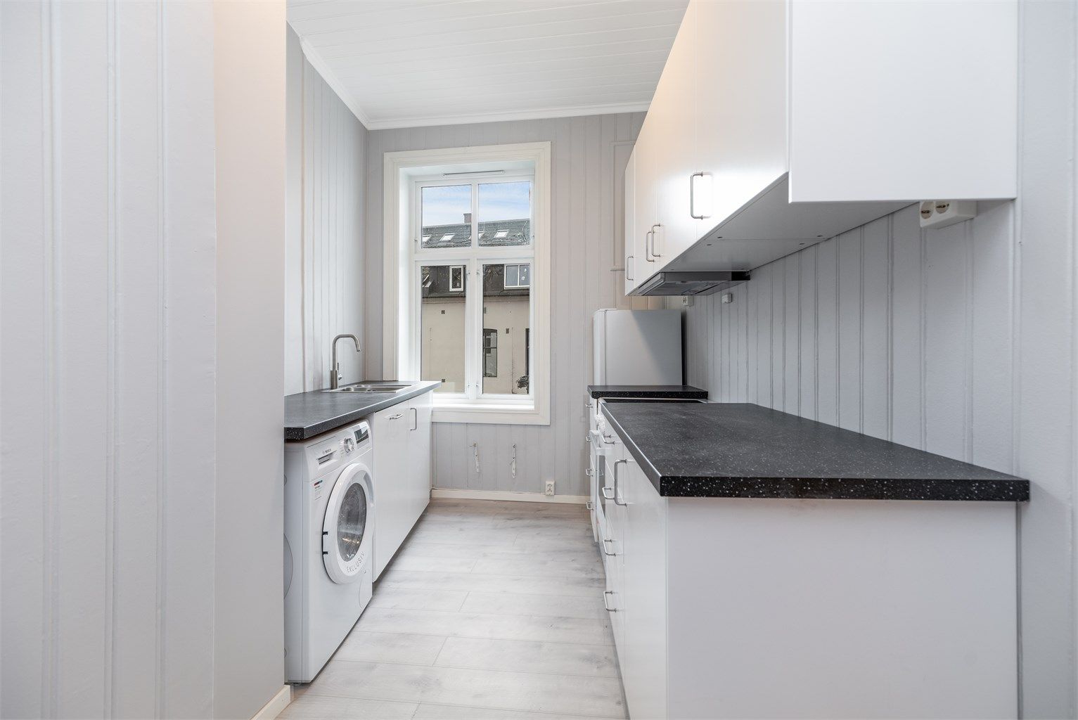 Nytt IKEA kjøkken med tilhørende hvitevarer.