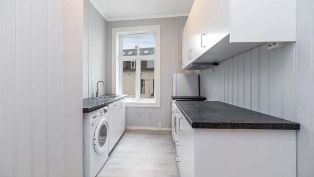 Nytt IKEA kjøkken med tilhørende hvitevarer.