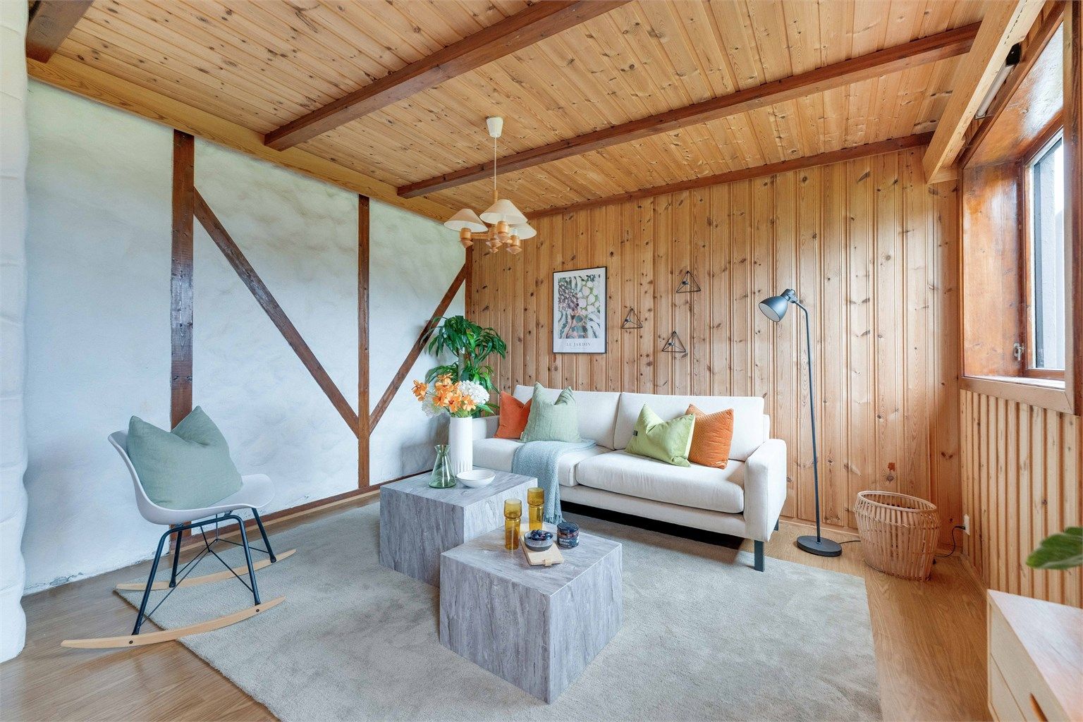 Med egen inngang er dette et perfekt rom for ungdommene i huset