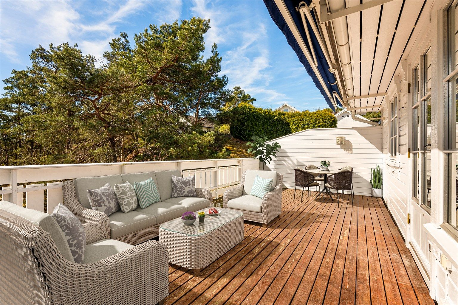 Solforholdene er upåklagelige. På terrassen kan du sommerstid få med deg solen hele dagen. Fotograf; Kristoffer Kristiansen. Digitalt møblert bilde.