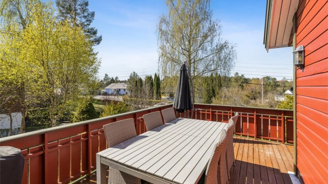 Den romslige, sørvestvendte terrassen har gode solforhold og rikelig med plass for sosiale sammenkomster.