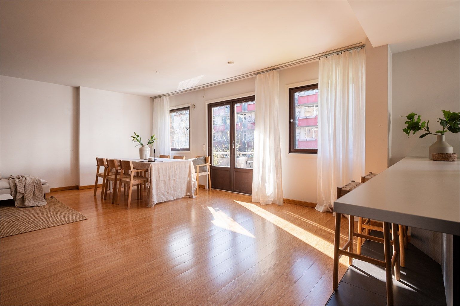 Fra stuen er det utgang til en herlig balkong, som fungerer som en forlengelse av stuen på sommerhalvåret.