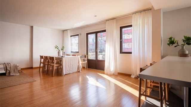 Fra stuen er det utgang til en herlig balkong, som fungerer som en forlengelse av stuen på sommerhalvåret.