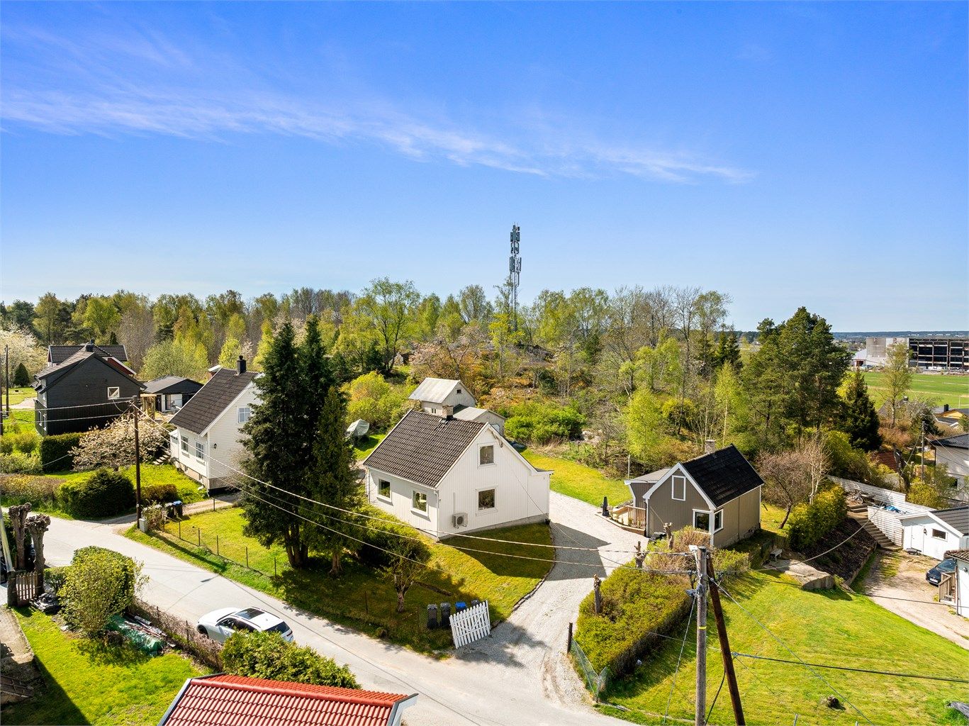 Hagen er veletablert, lettstelt og en flott tumleplass for hele familien. Tomten er eiet og på 922 kvm.