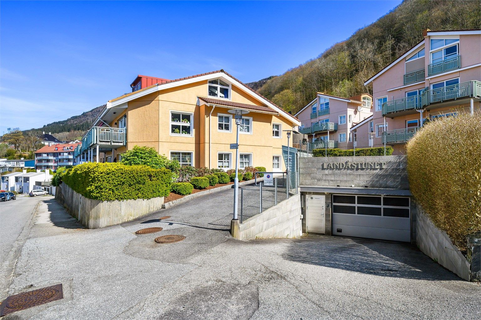 Velkommen til Landåstunet Sameie. Parkering i felles garasje. 