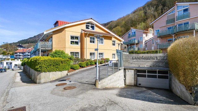 Velkommen til Landåstunet Sameie. Parkering i felles garasje.