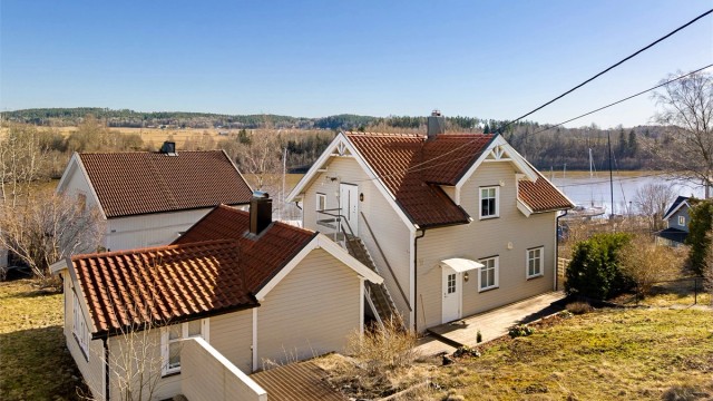 Leiligheten er én av totalt tre i sameiet og disponerer biloppstillingsplass på felles gårdsplass inntil adkomstveien, rett ovenfor.