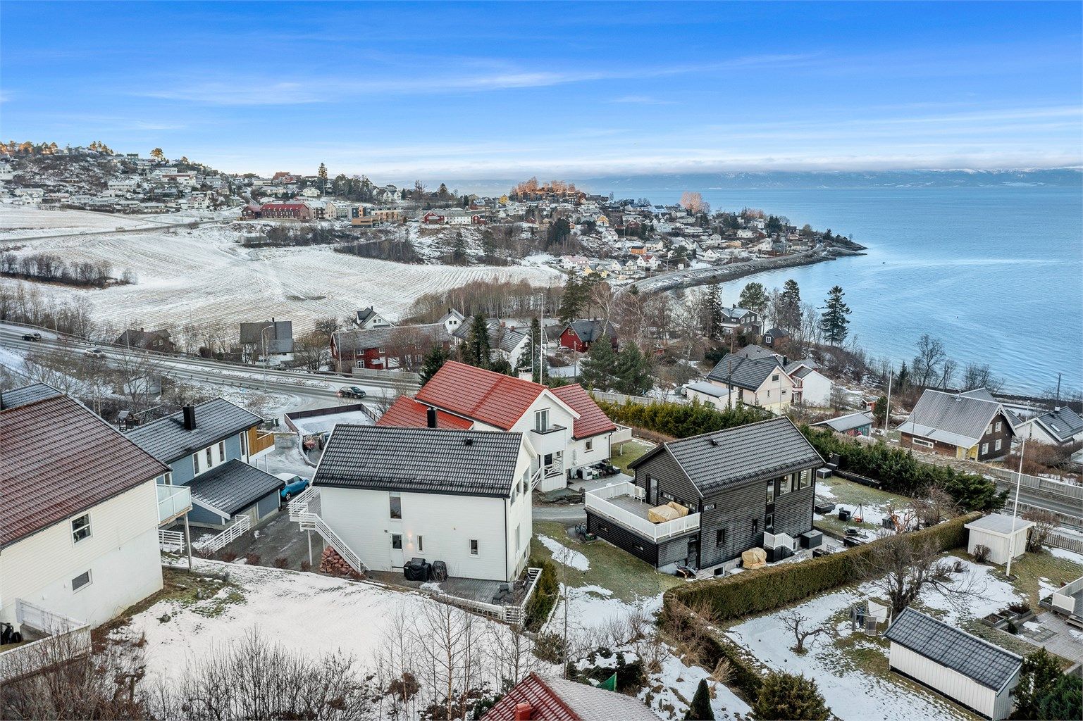 Kollektivtilbudet er godt med kort gangavstand til bussholdeplass og nærhet til Vikhammer togstasjon med forbindelse til både Trondheim S og Værnes. Med bil tar det ca. 20 minutter til Trondheim Sentrum.
