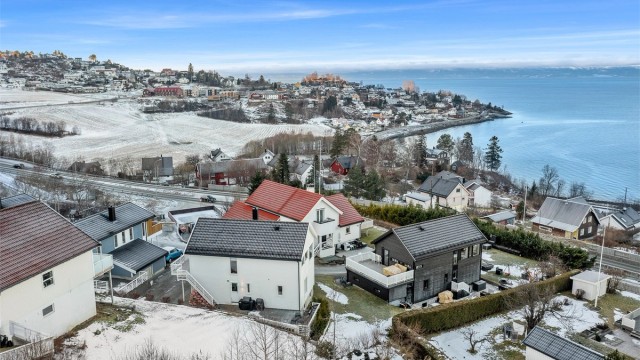 Kollektivtilbudet er godt med kort gangavstand til bussholdeplass og nærhet til Vikhammer togstasjon med forbindelse til både Trondheim S og Værnes. Med bil tar det ca. 20 minutter til Trondheim Sentrum.