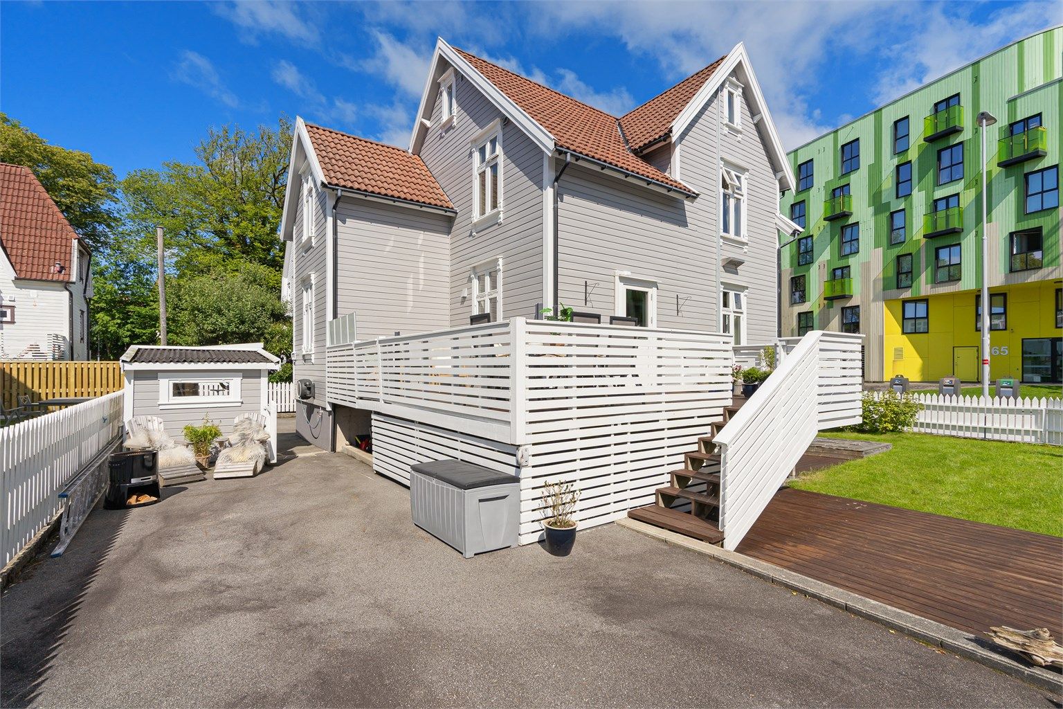 Det er også flott og solrik hage og terrasser, i tillegg til gode parkeringsmuligheter for flere biler på egen tomt. Det er også elbil-lader som medfølger boligen.
