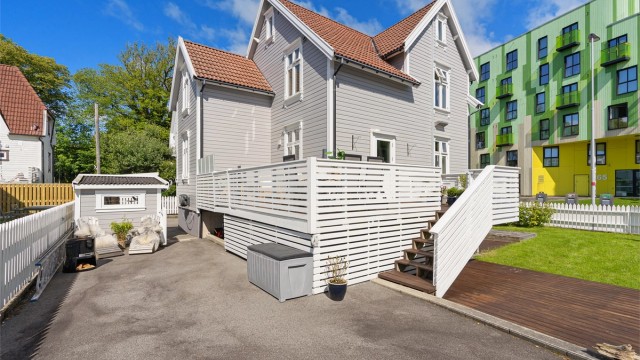 Det er også flott og solrik hage og terrasser, i tillegg til gode parkeringsmuligheter for flere biler på egen tomt. Det er også elbil-lader som medfølger boligen.