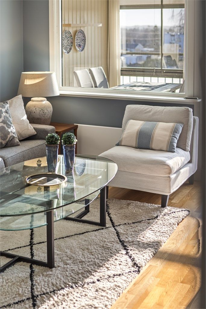 Leiligheten har en effektiv og god planløsning med romslig stue og kjøkken i åpen løsning, med utgang til en solrik, innglasset balkong.