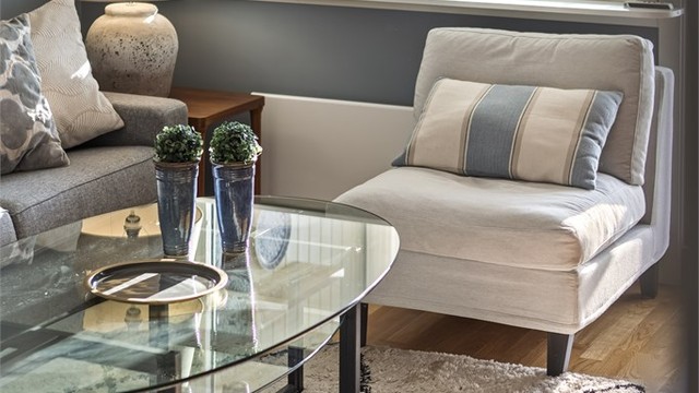 Leiligheten har en effektiv og god planløsning med romslig stue og kjøkken i åpen løsning, med utgang til en solrik, innglasset balkong.