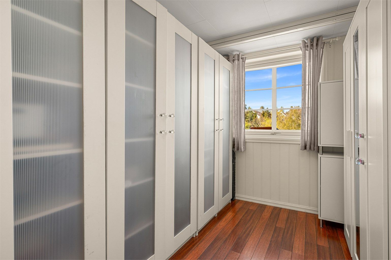 Soverom 3 er på 8 kvm og er innredet som garderobe. Det foreligger ikke opprinnelige tegninger for rommet, og soverommet er av den grunn ikke godkjent for varig opphold. Kjøper overtar alt ansvar, kostnad og risiko for dette. 