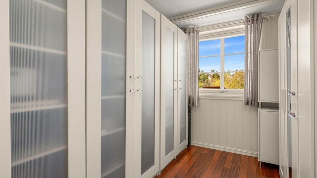 Soverom 3 er på 8 kvm og er innredet som garderobe. Det foreligger ikke opprinnelige tegninger for rommet, og soverommet er av den grunn ikke godkjent for varig opphold. Kjøper overtar alt ansvar, kostnad og risiko for dette.