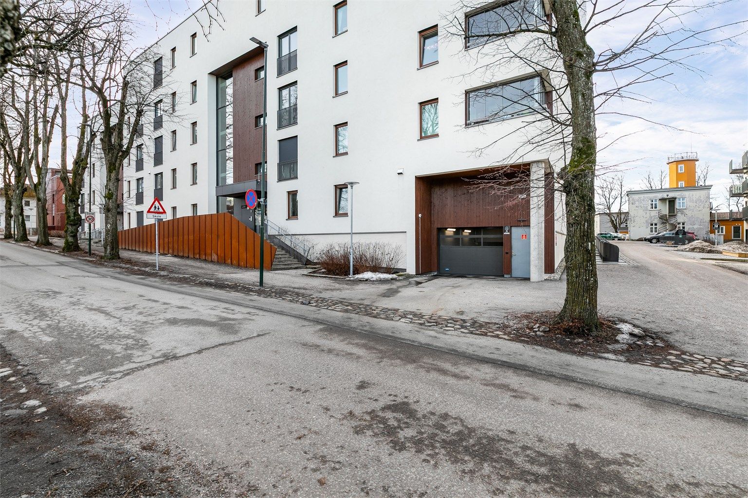 Garasjeanlegget har enkel inn- og utkjøring.