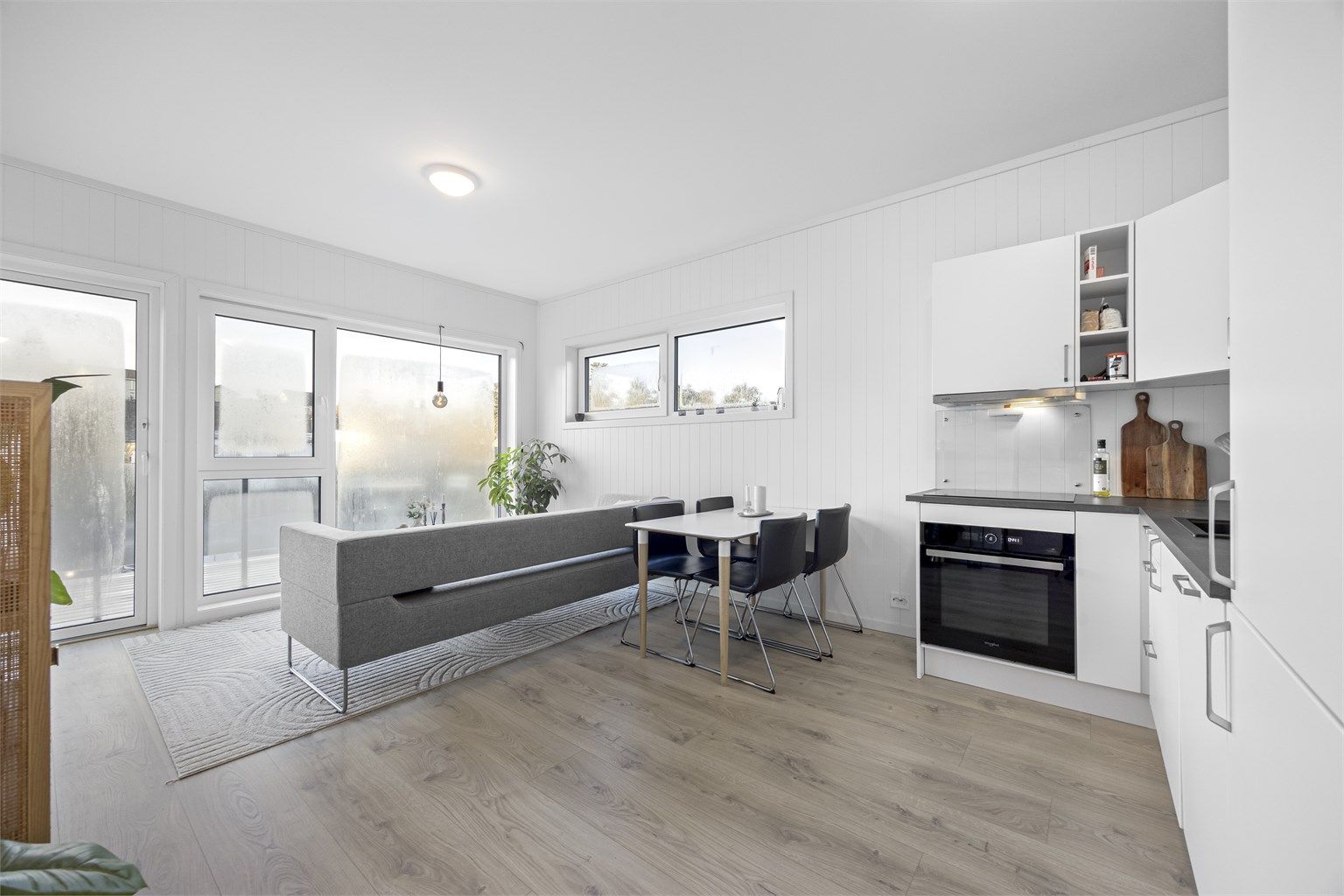 Koketopp, stekeovn, kjøl/frys og oppvaskmaskin medfølger i handelen.