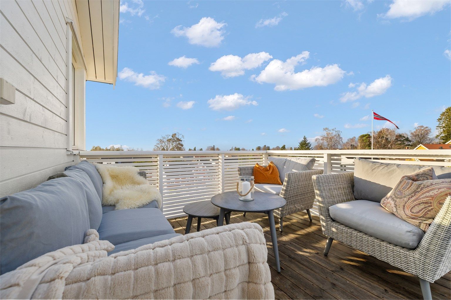 Stor veranda i 2. etasje på 17 kvm med utsikt og sol til sen kveld