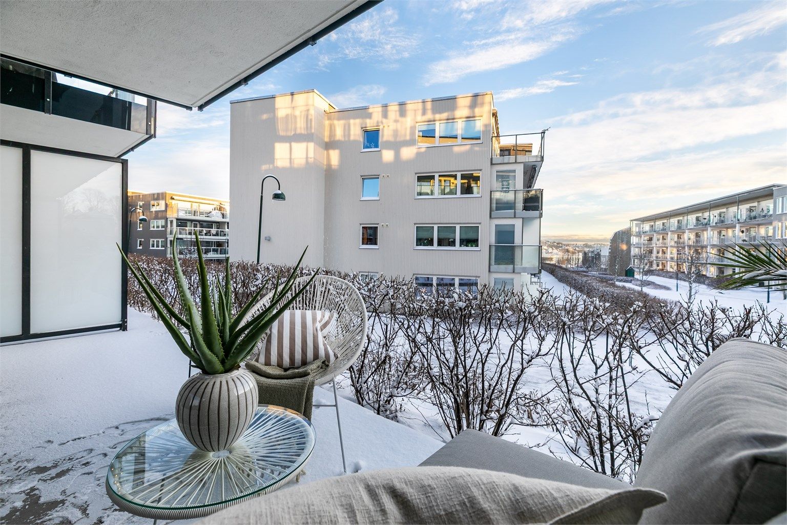 Leiligheten ligger på øvre del av Glassverket, med sydvendt platting og gløtt av sjøen i Værlebukta. Fotograf; Børge Oppegård.