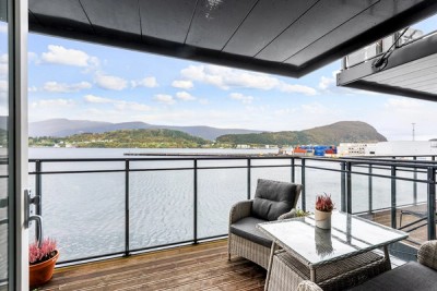 Overbygd balkong med sydvendt beliggenhet og sjøfront. Nydelig utsikt og solrikt