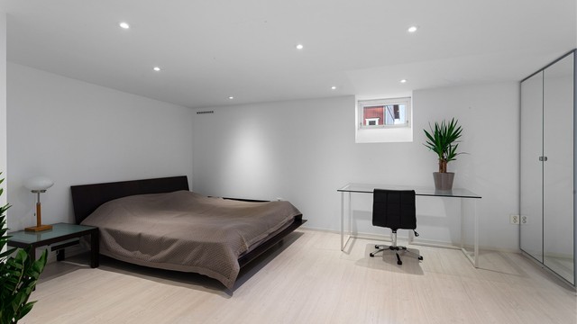 Stort innredet soverom i kjelleretasjen med downlights og laminatgulv. Rommet er ikke bruksendret/omsøkt.