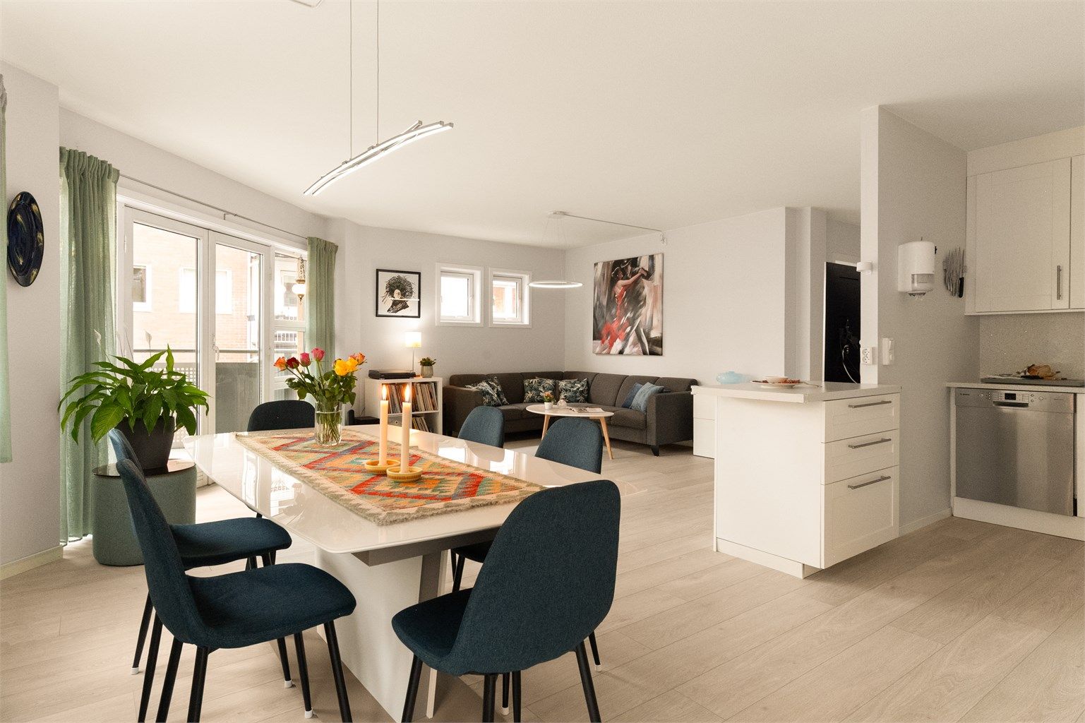 - Romslige oppholdsarealer med god plass til variert møblering -