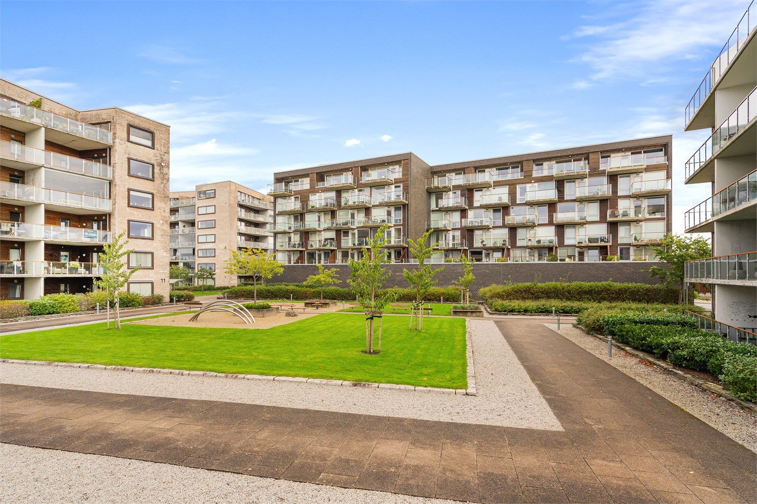 Leiligheten har en ettertraktet og sentral beliggenhet i 2.etg av bygget og med sentral beliggenhet på Eiganes, like ved Mosvannet og Tjensvoll.