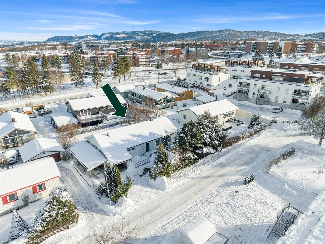 Rolig beliggenhet i blindvei med kort vei til skole, barnehage og dagligvare. Selger opplyser om solgang fra ca. kl. 07:00 til 21:00 på sommerstid.