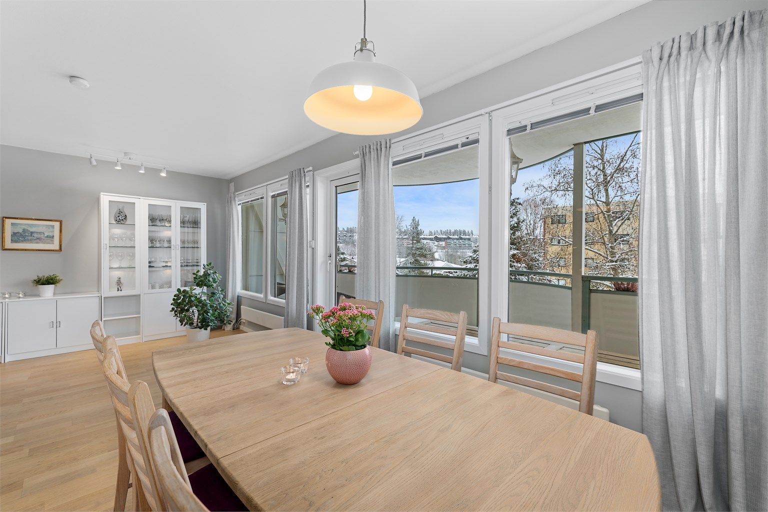 Spisestuen har en naturlig plassering i den åpne løsningen.