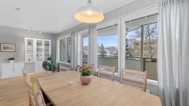 Spisestuen har en naturlig plassering i den åpne løsningen.