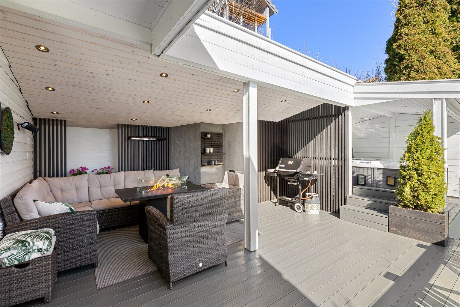 Delvis overbygget sydvendt terrasse på ca. 33 kvm (terrassen er ikke byggemeldt)