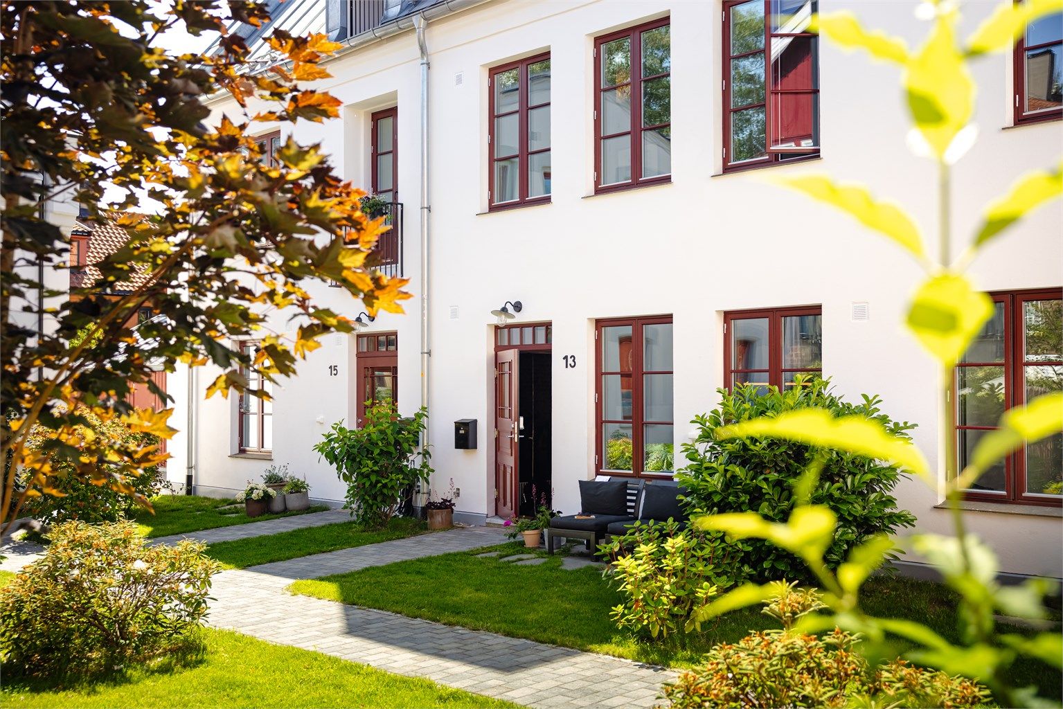 Sjelden mulighet: Velkommen til en fantastisk flott eiendom beliggende i idylliske omgivelser med smale gateløp og sjarmerende trehusbebyggelse.