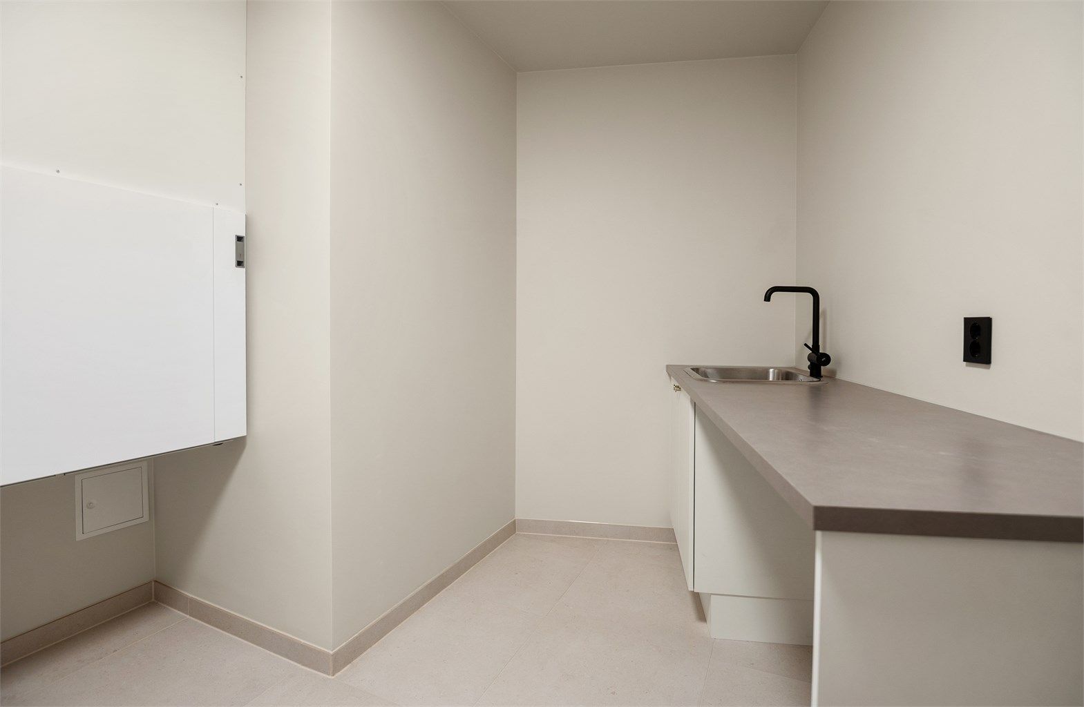 Eget vaskerom med flislagt gulv, gulvvarme, utslagsvask og opplegg for vaskemaskin.