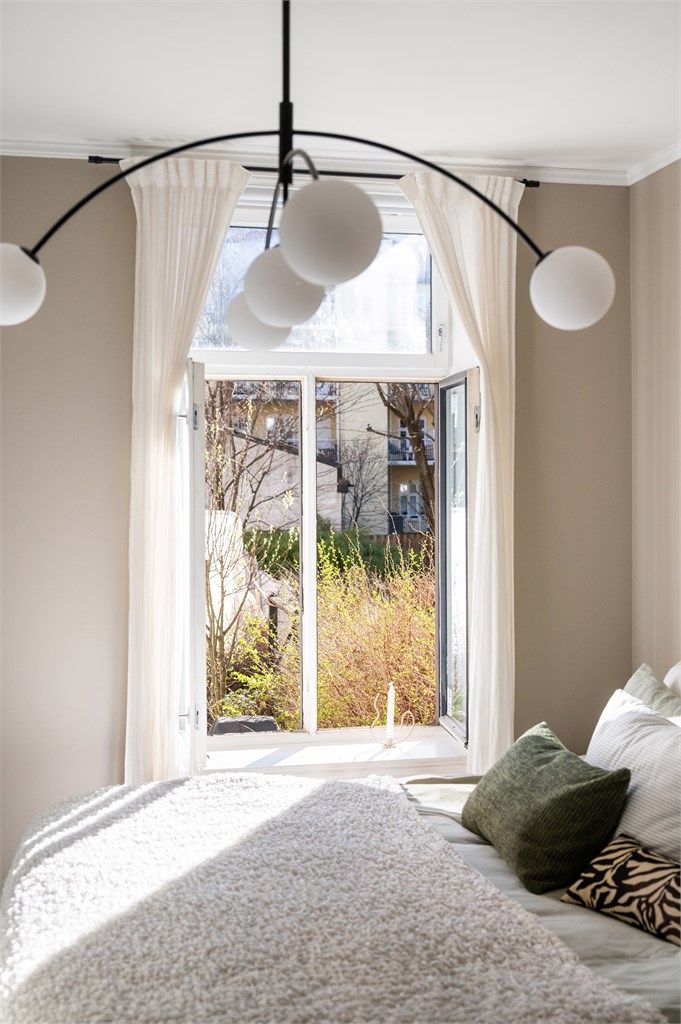 Det store vinduet gir rikelig med dagslys.