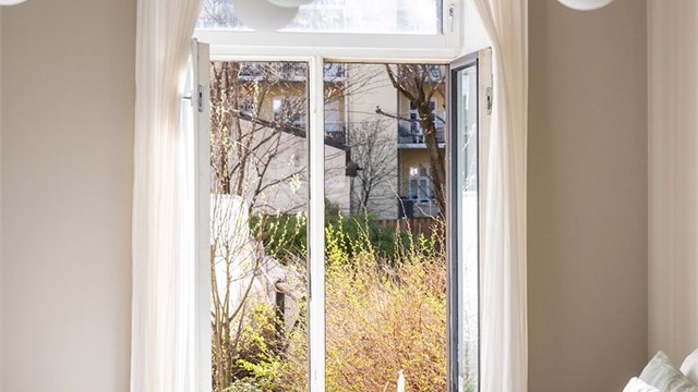 Det store vinduet gir rikelig med dagslys.