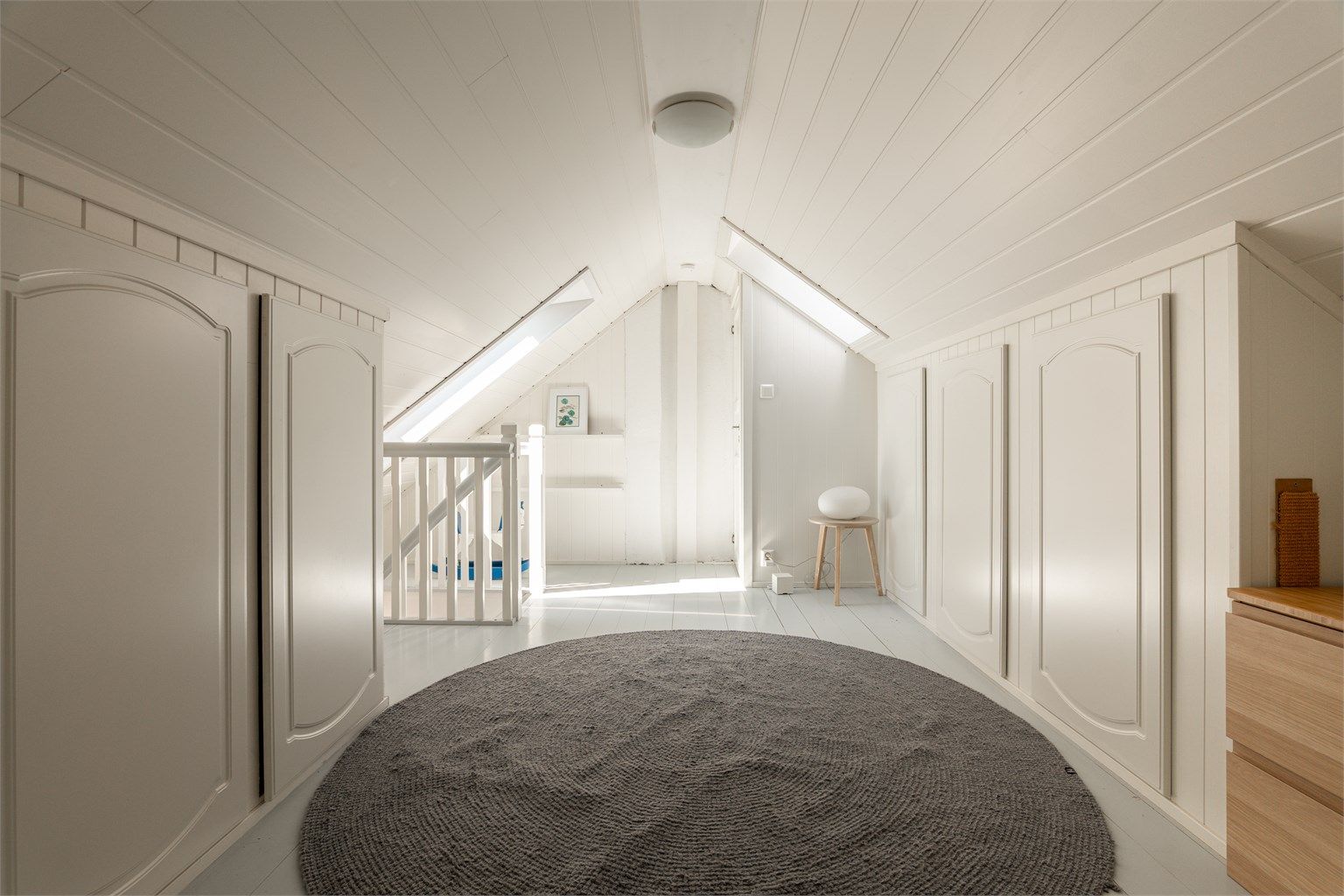 Skrånende himlinger skaper en fremtredende lofts-atmosfære i andre etasje. Himlingshøyden er i gangen målt til like over 200 cm.