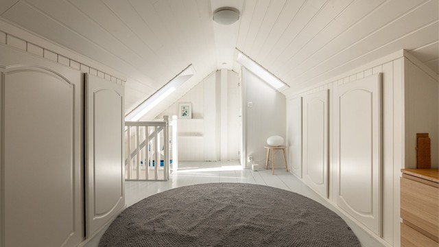 Skrånende himlinger skaper en fremtredende lofts-atmosfære i andre etasje. Himlingshøyden er i gangen målt til like over 200 cm.