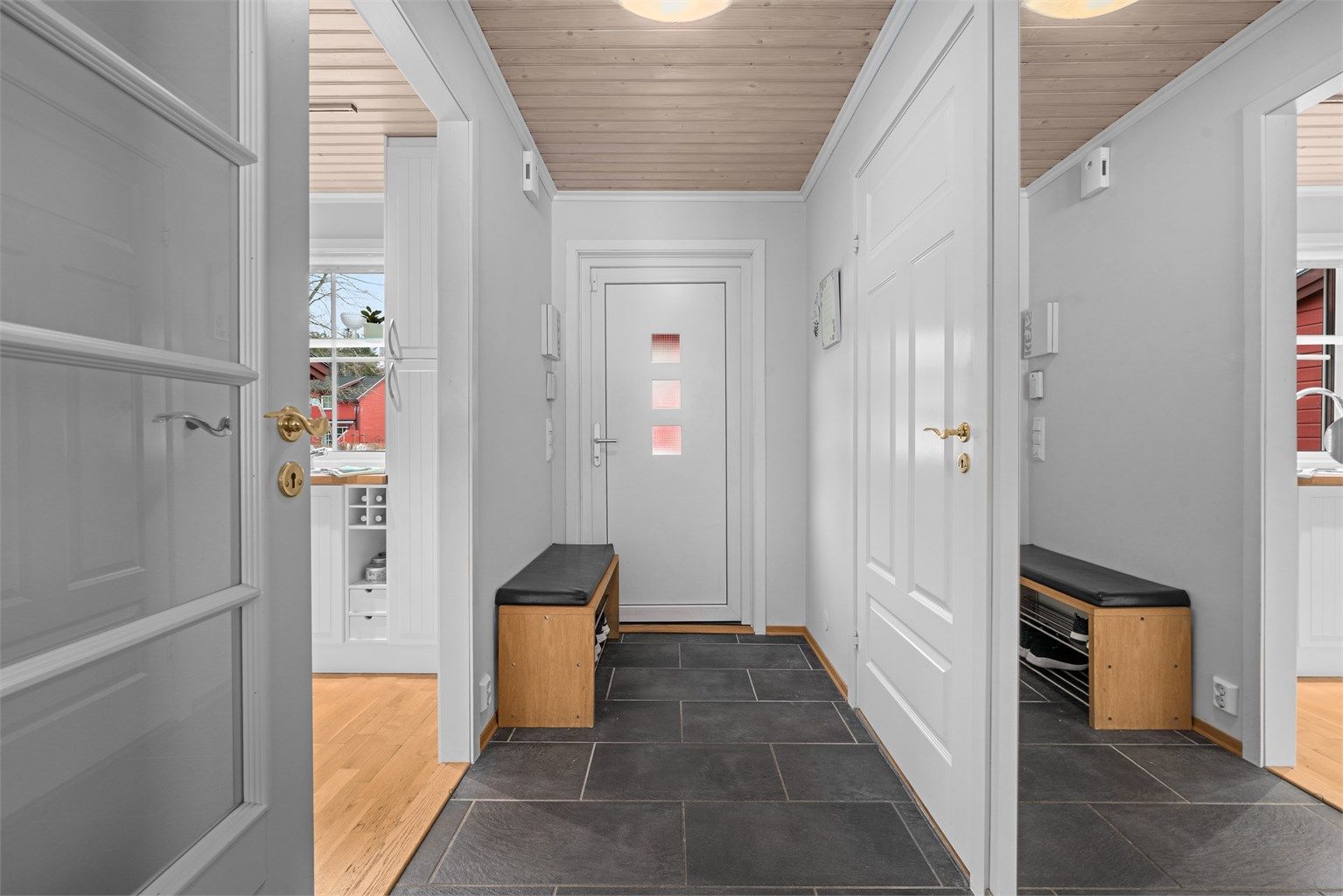 Praktisk entré med plass til oppbevaring. Varmekabler i gulvet gir en god velkomst.